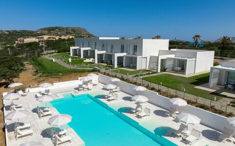 Stintino 637: Ciel, Propriété, Bâtiment, L'Eau, Piscine, Bleu Azur, Fenêtre, Architecture, Mobilier De Jardin, Design Urbain