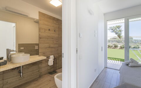 Stintino 637: Bois, Salle De Bains, Luminaire Plomberie, Évier, Robinet, Sol, Sol, Fenêtre, Dur