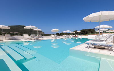 Stintino 637: L'Eau, Ciel, Piscine, Bleu Azur, Parapluie, Mobilier De Jardin, Balancelle, Ombre, Bâtiment, Loisir