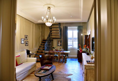 Appartamenti Troise: Table, Propriété, Meubles, Canapé, Cadre, Bâtiment, Design Intérieur, Bois, Éclairage, Lampe