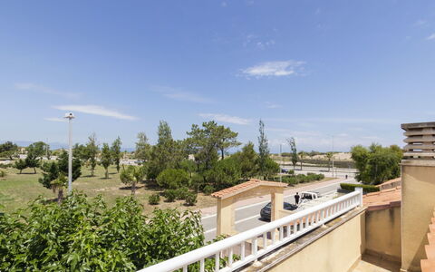 Fontibre: Ciel, Nuage, Plante, Arbre, Bâtiment, Éclairage Public, Surface De La Route, Design Urbain, Immobilier, Asphalte
