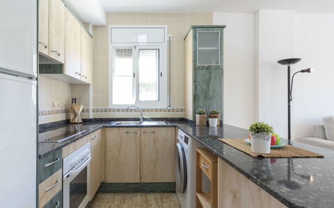 Fontibre: Robinet, Cabinetry, Comptoir, Evier, Évier, Meubles, Plante, Plante D'Appartement, Luminaire Plomberie, Bâtiment