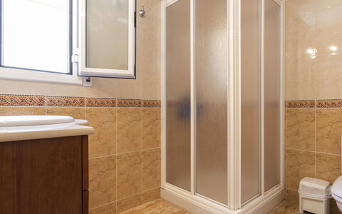 Fontibre: Miroir, Propriété, Armoire De Toilette, Fenêtre, Salle De Bains, Bâtiment, Évier, Bois, Porte De Douche