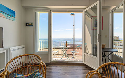 Quiberon 228: Ciel, Nuage, L'Eau, Bâtiment, Plante, Bleu Azur, Arbre, Piscine, Condominium, Ombre