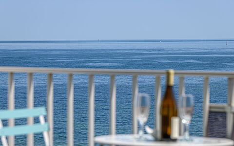 Quiberon 228: Ciel, Nuage, L'Eau, Bâtiment, Plante, Bleu Azur, Arbre, Piscine, Condominium, Ombre