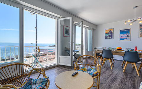 Quiberon 228: Ciel, Nuage, L'Eau, Bâtiment, Plante, Bleu Azur, Arbre, Piscine, Condominium, Ombre