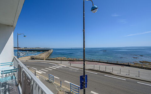 Quiberon 228: Ciel, Nuage, L'Eau, Bâtiment, Plante, Bleu Azur, Arbre, Piscine, Condominium, Ombre