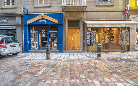 Saint Malo 197: Fenêtre, Roue, Porte, Voiture, Surface De La Route, Bâtiment, Véhicule, Route