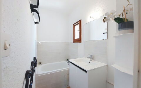 Port D'Attache: Luminaire Plomberie, Mur, Salle De Bains, Sol, Sol, Robinet, Design Intérieur, Plomberie, Évier, Lavabo