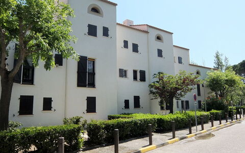 Port D'Attache: Plante, Bâtiment, Propriété, Fenêtre, Ciel, Arbre, Design Urbain, Maison, Mur, Zone Résidentielle