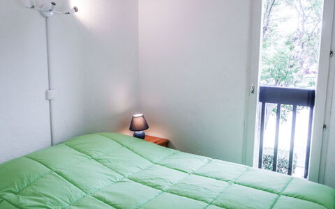 Port D'Attache: Chambre, Lit, Drap De Lit, Pièce, Meubles, Propriété, Literie, Matelas, Vert, Cadre De Lit