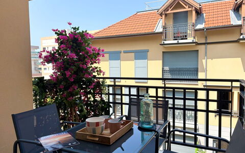 Arcachon 211: Appartement, Balcon, Condominium, Chaise, Mobilier De Jardin, Porche, Ombre, Plante D'Appartement, Pot De Fleur, Balustrade