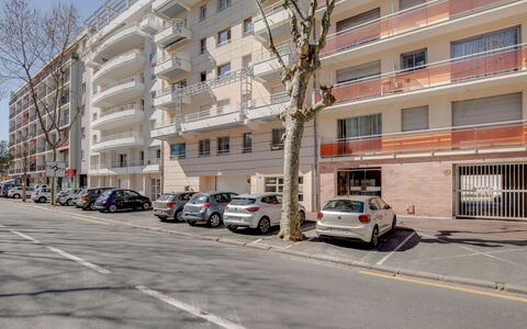 Calliope: Voiture, Bâtiment, Roue, Fenêtre, Propriété, Véhicule, Ciel, Arbre, Bloc Tour