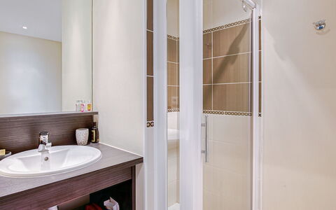 Les Hauts de Port Mer: Miroir, Robinet, Évier, Lavabo, Bâtiment, Luminaire Plomberie, Salle De Bains, Design Intérieur, Maison