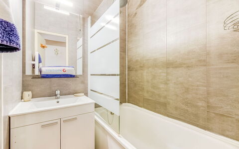 Cavalaire 700: Miroir, Évier, Armoire De Toilette, Luminaire Plomberie, Robinet, Salle De Bains, Design Intérieur, Bois, Sol, Cabinetry
