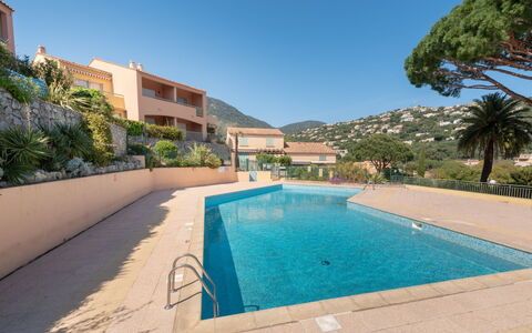Cavalaire 700: L'Eau, Bâtiment, Ciel, Jour, Plante, Propriété, Piscine, Bleu Azur, Arbre, Plan D'Eau