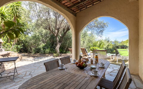 Villa Pavellone: Meubles, Table, Propriété, Plante, Arbre, Bois, Chaise, Ombre, Design Intérieur, Mobilier De Jardin