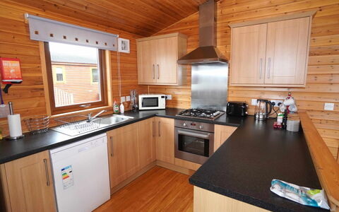 Loch Leven Lodge 11: Cabinetry, Comptoir, Appareil De Cuisine, Cuisine, Électroménager, Cuisinière, Bois, Design Intérieur, Sol, Sol