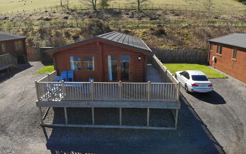 Loch Leven Lodge 11: Voiture, Bâtiment, Fenêtre, Plante, Arbre, Maison, Véhicule, Bois, Pente, Chalet