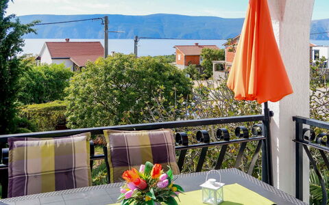 Krk Pinezići 602: Table, Ciel, Fleur, Propriété, Jour, Bâtiment, Plante, Vert, Vaisselle, Bleu