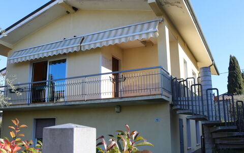 Madonnina: Bâtiment, Ciel, Jour, Propriété, Plante, Fenêtre, Maison, Arbre, Jaune, Porche