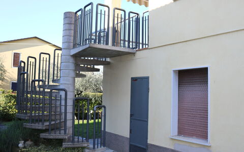 Madonnina: Plante, Bâtiment, Propriété, Ciel, Fenêtre, Maison, Bois, Quartier, Arbre, Mur