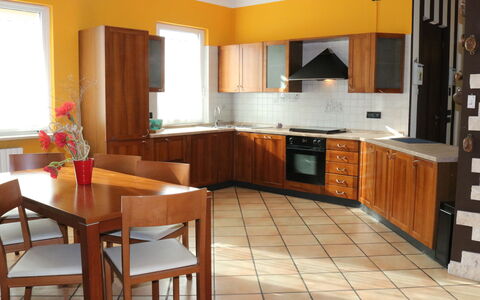 Madonnina: Meubles, Cabinetry, Fenêtre, Comptoir, Table, Chaise, Cuisine, Cuisinière, Bois, Appareil De Cuisine