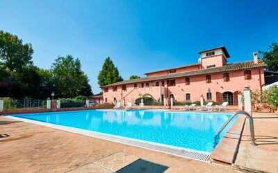Agriturismo Il Molino Di Uncinano: L'Eau, Ciel, Plante, Propriété, Piscine, Bleu Azur, Bâtiment, Rectangle, Arbre, Architecture