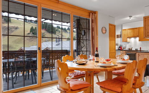 Le Hameau: Table, Meubles, Propriété, Chaise, Vaisselle, Bois, Design Intérieur, Fenêtre, Table Cuisine Et Salle A Manger, Sol