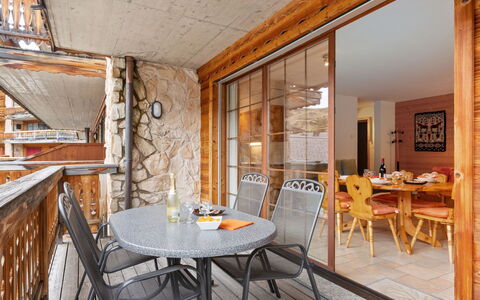 Le Hameau: Table, Meubles, Propriété, Chaise, Plante, Bois, Design Intérieur, Cadre, Sol, Sol