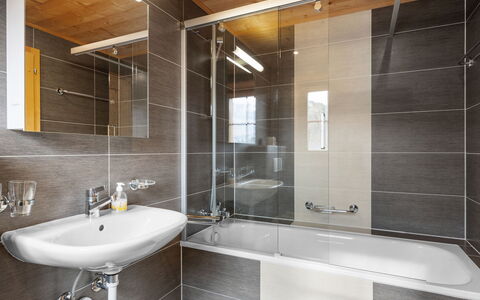 Godfrey: Miroir, Robinet, Luminaire Plomberie, Évier, Propriété, Salle De Bains, Bâtiment, Lavabo, Design Intérieur, Sol