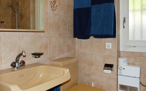 San Quirico: Marron, Miroir, Propriété, Évier, Luminaire Plomberie, Robinet, Lavabo, Salle De Bains, Violet, Design Intérieur