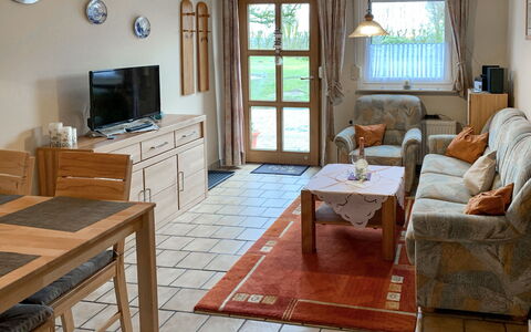 Esens 165: Table, Meubles, Propriété, Cabinetry, Cadre, Bois, Télévision, Plante D'Appartement, Fenêtre, Canapé
