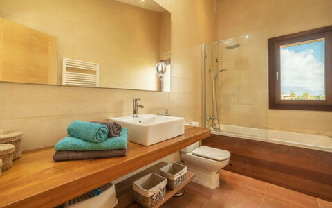 Son Bordoi: Miroir, Propriété, Luminaire Plomberie, Salle De Bains, Évier, Bâtiment, Robinet, Design Intérieur, Bois, Confort