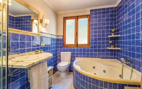 Pino: Propriété, Luminaire Plomberie, Fenêtre, Bleu, Baignoire, Salle De Bains, Évier, Violet, Design Intérieur, Éclairage