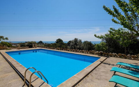 Pino: Ciel, L'Eau, Bâtiment, Plante, Piscine, Bleu, Bleu Azur, Arbre, Rectangle, Ombre