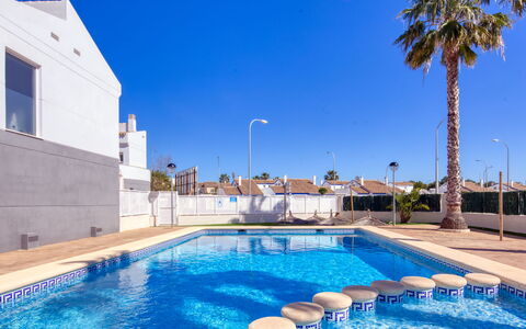 Dénia 836: L'Eau, Ciel, Bâtiment, Propriété, Jour, Plante, Piscine, Bleu, Bleu Azur, Éclairage