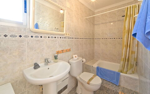 Consuelo: Miroir, Luminaire Plomberie, Robinet, Propriété, Évier, Lavabo, Salle De Bains, Bleu, Violet, Toilette
