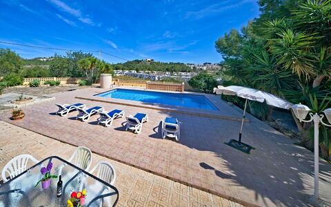 Consuelo: Ciel, Nuage, Propriété, L'Eau, Plante, Piscine, Ombre, Arbre, Mobilier De Jardin, Design Urbain