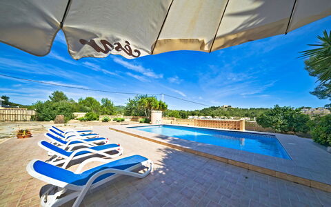 Consuelo: Nuage, Ciel, Propriété, Bleu, Piscine, Bleu Azur, Plante, Ombre, Mobilier De Jardin, Balancelle