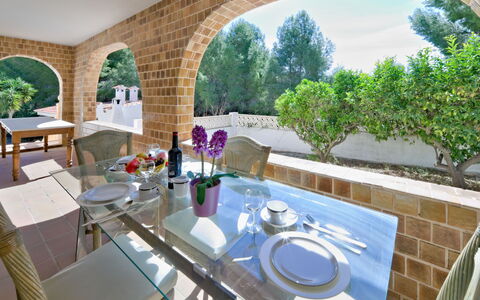 Consuelo: Table, Propriété, Plante, Meubles, Bâtiment, Vaisselle, Bleu Azur, Chaise, Design Intérieur, Arbre