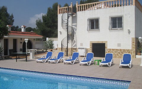 Consuelo: L'Eau, Propriété, Meubles, Ciel, Plante, Piscine, Bâtiment, Bleu Azur, Fenêtre, Chaise