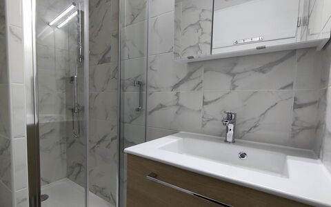 Saint Cyprien 250: Luminaire Plomberie, Propriété, Robinet, Salle De Bains, Porte De Douche, Tete De Douche, Design Intérieur, Évier, Architecture