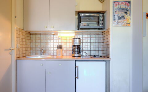 Saint Cyprien 250: Cabinetry, Appareil De Cuisine, Cuisine, Bâtiment, Maison, Sol, Sol, L'Horloge, Bois