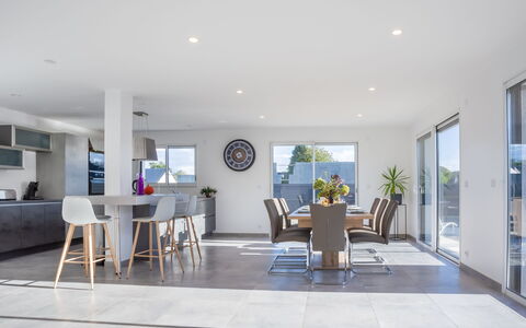 Bollevilla: Table, Propriété, Cabinetry, Bâtiment, Vaisselle, Bois, Comptoir, Design Intérieur, Vaisselle, Appareil De Cuisine