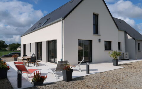 Bollevilla: Nuage, Ciel, Plante, Bâtiment, Fenêtre, Ombre, Design Intérieur, Lot Terre, Maison, Chalet