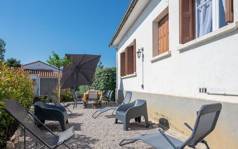 La Vigneronne: Meubles, Propriété, Table, Cabinetry, Chaise, Bois, Bâtiment, Éclairage, Comptoir, Design Intérieur