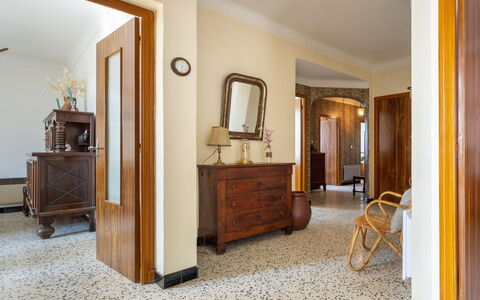 La Vigneronne: Meubles, Propriété, Table, Cabinetry, Chaise, Bois, Bâtiment, Éclairage, Comptoir, Design Intérieur