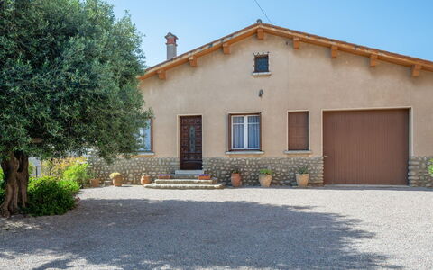 La Vigneronne: Meubles, Propriété, Table, Cabinetry, Chaise, Bois, Bâtiment, Éclairage, Comptoir, Design Intérieur