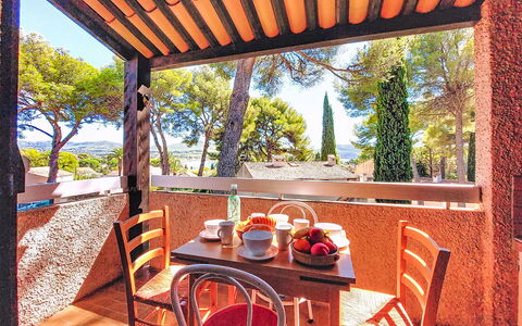 Saint Cyr sur Mer les Lecques 255: Bois, Meubles, Ombre, Mobilier De Jardin, Tableau De Plein Air, Chaise, Balcon, Tache De Bois, Table Cuisine Et Salle A Manger, Cour